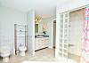 Suite Full Bathroom