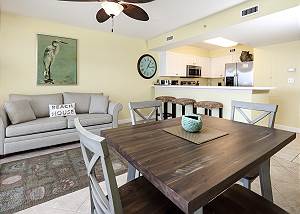 Pelican Isle 315: Beautiful beach front, free beach chairs, MUST SEE!