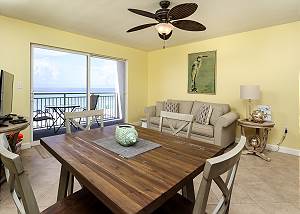 Pelican Isle 315: Beautiful beach front, free beach chairs, MUST SEE!