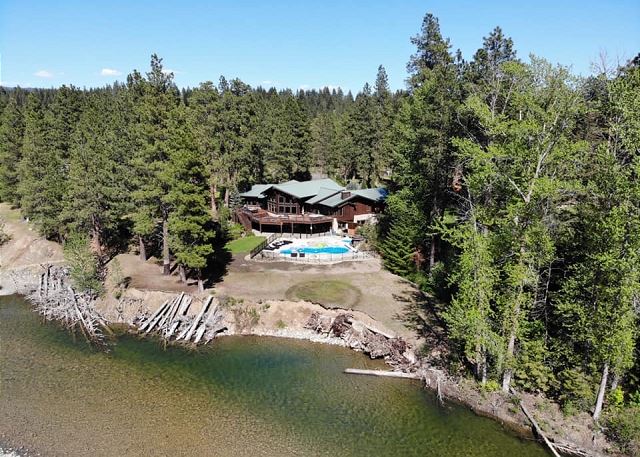 Luxury Riverfront Home Bordering Suncadia