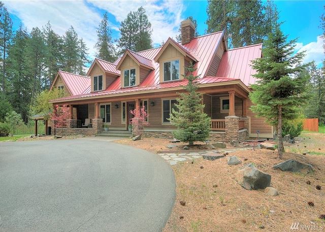 Gorgeous Custom Home w/soaring ceilings near river