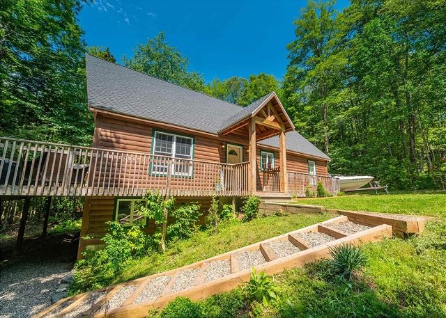 #670 3 bedroom home by the week, month or season in Chimney Hill