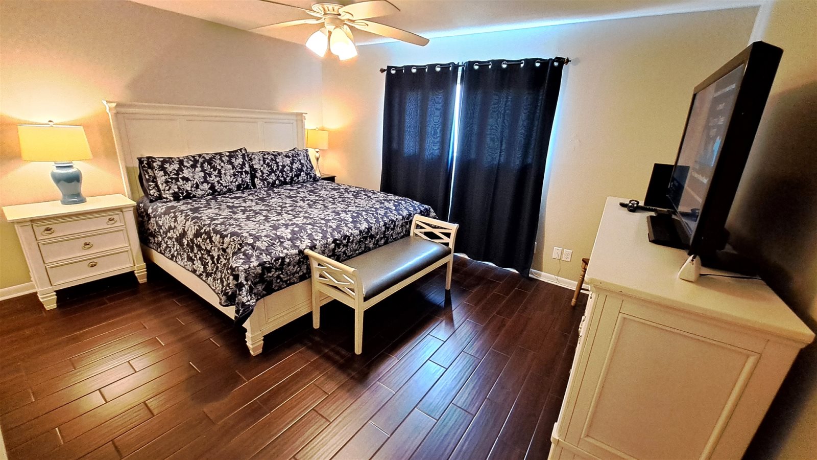 Master Bedroom King Bed with Ensuite