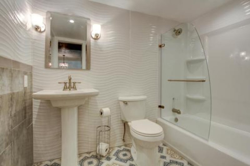 Guest Bath with Tub