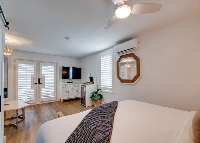 Underwater Cabana at Custom House Inn 5