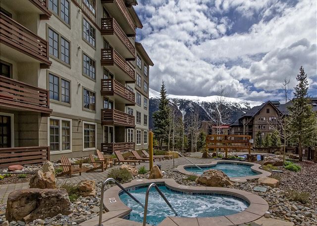 Mountains everywhere you look! Your kids will love the play pool here!