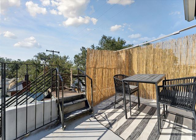 Beautiful Bolton Retreat! Private Balcony! 1 Block from Forsyth Park!