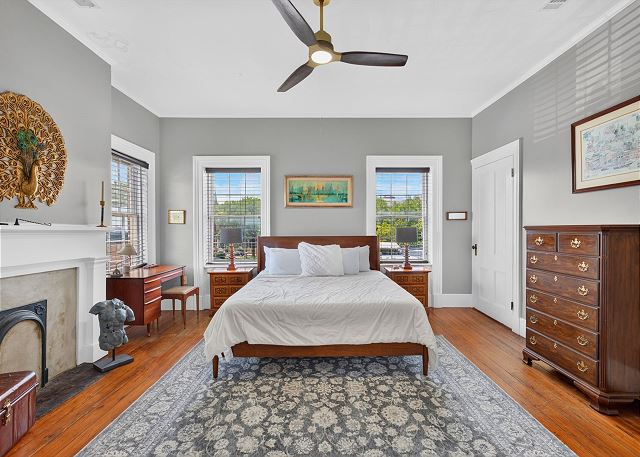 York Street Living! Off-Street Parking, Dog Friendly!