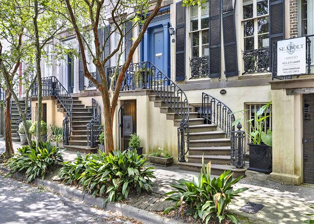 “Charming Garden Retreat – Where Comfort Meets Character”