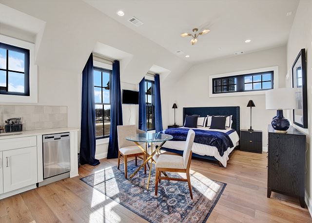 “Waterfront Bliss: Elegant Carriage House Studio on the River”