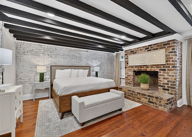 Historic Garden Retreat in the Heart of Downtown Savannah with parking!