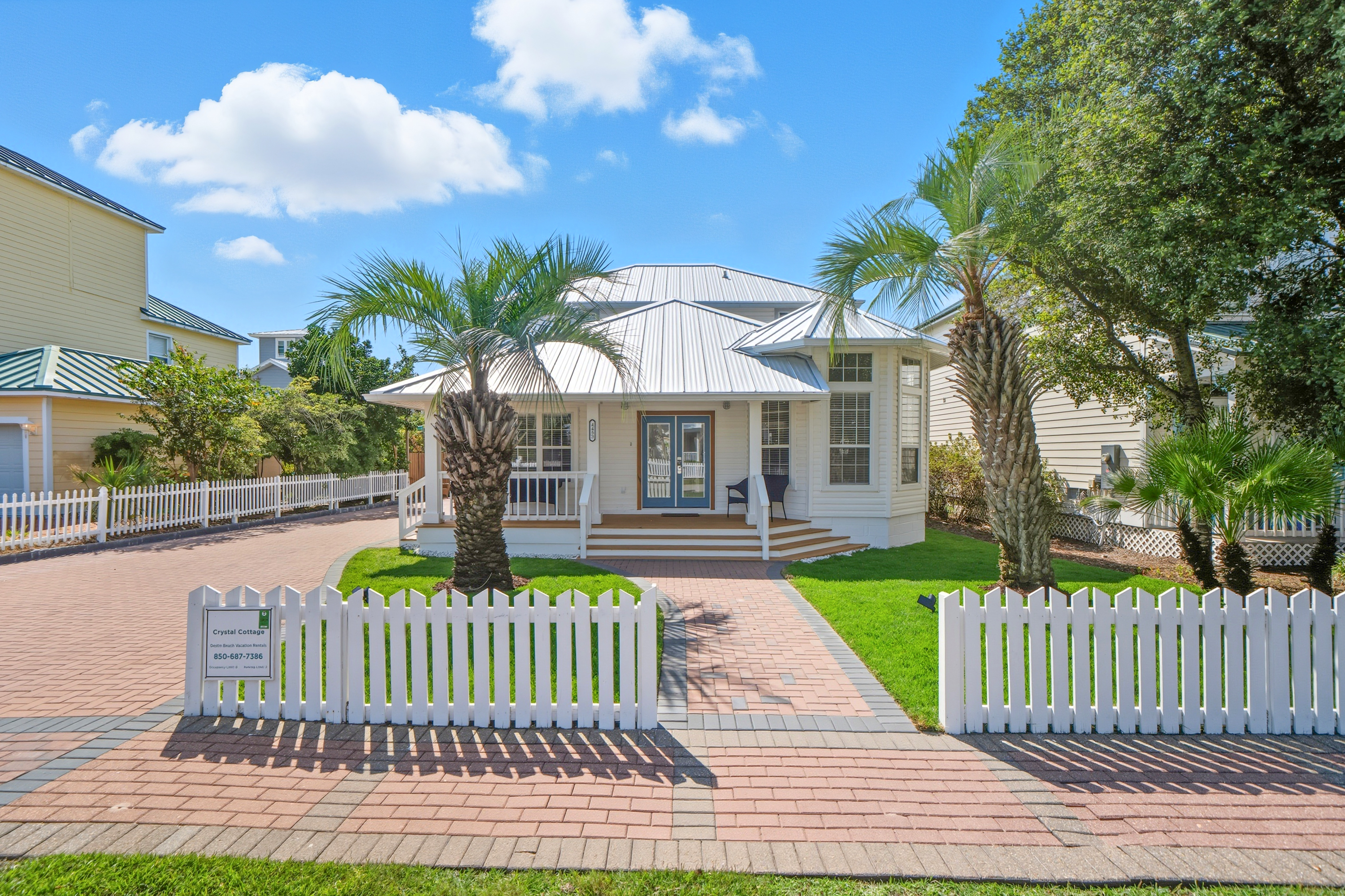 Coastal Charm And Community Pool - Luxurious Beach Haven - Destin, FL