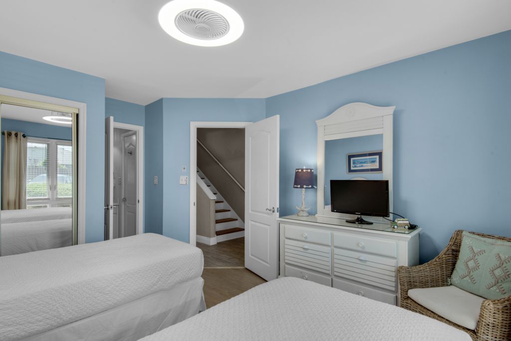 Seascape Lakefront Villa 136 20