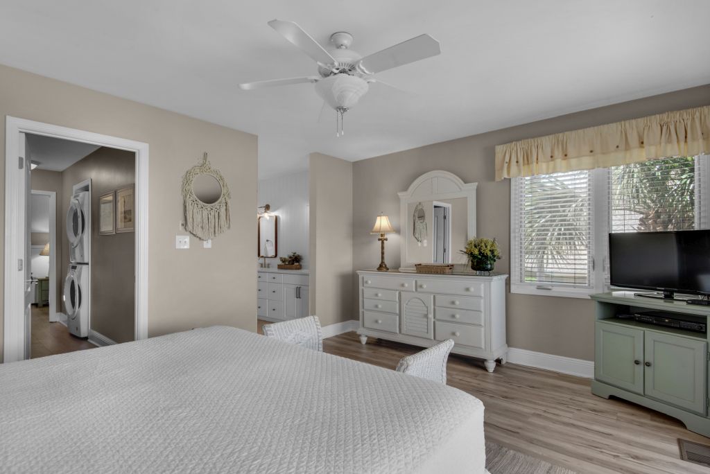 Seascape Lakefront Villa 136 15