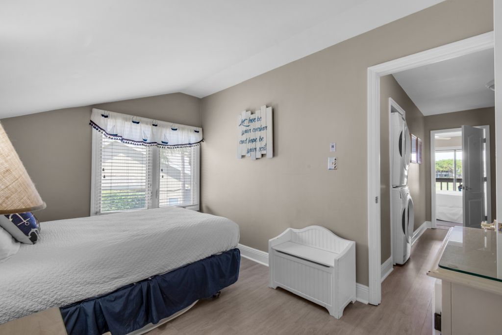 Seascape Lakefront Villa 136 23