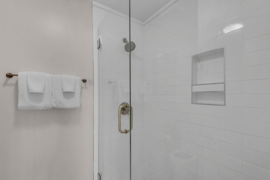 Seascape Lakefront Villa 136 18