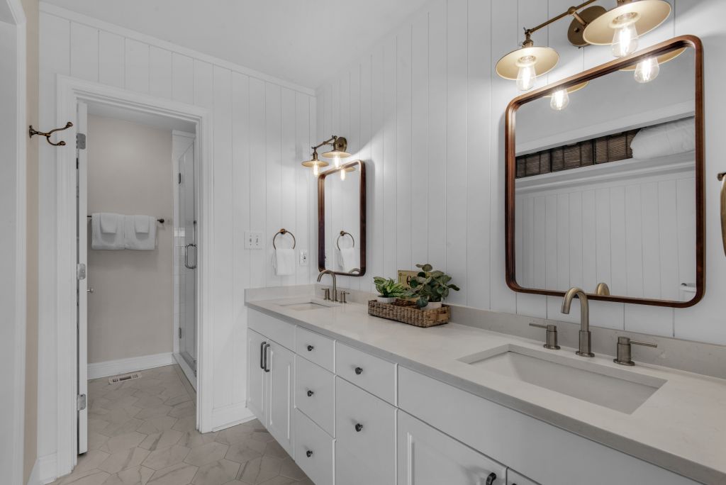 Seascape Lakefront Villa 136 17