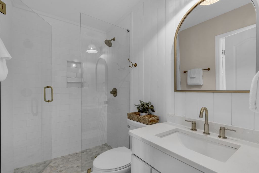 Seascape Lakefront Villa 136 21