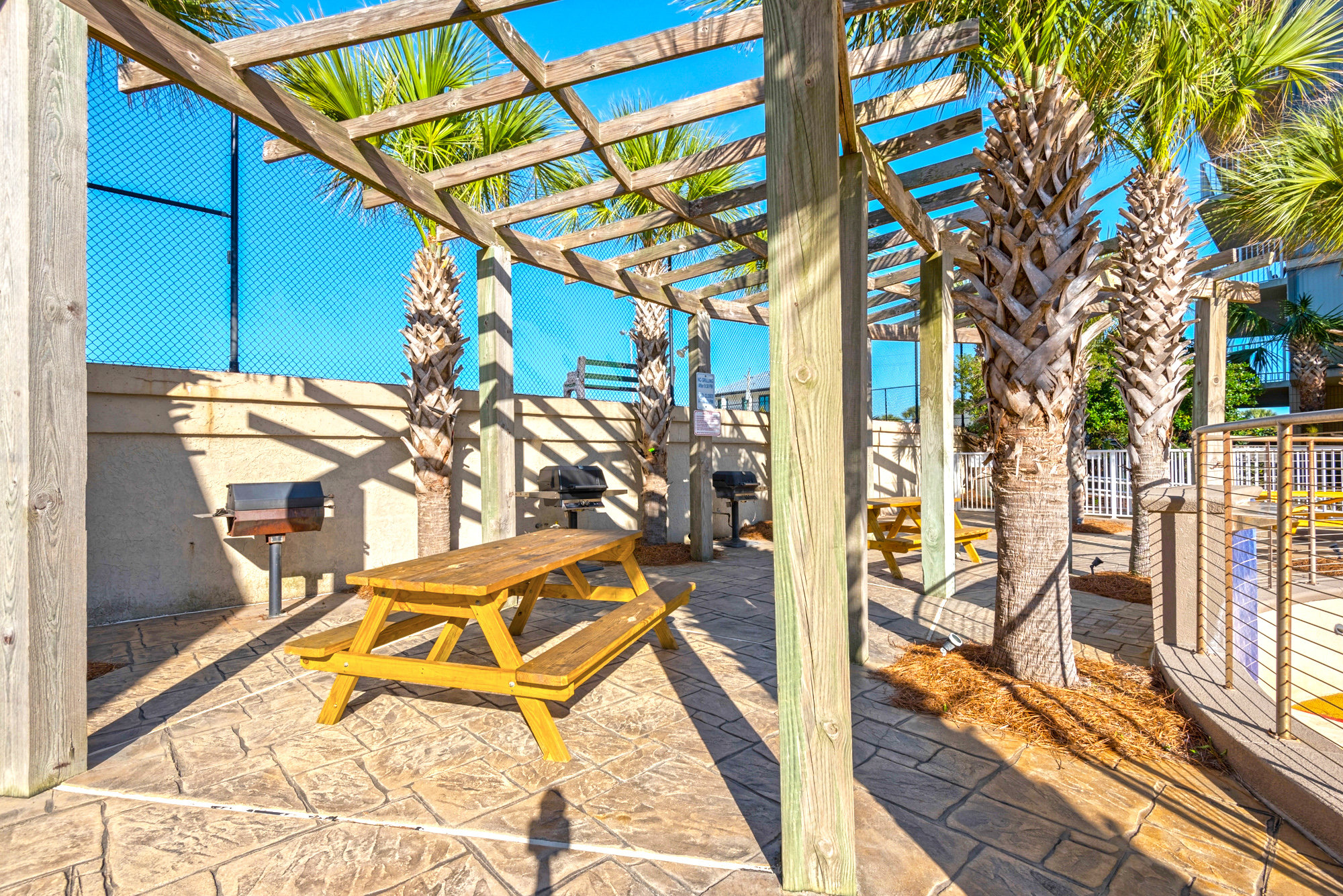 Mainsail Resort Amenities: Charcoal and Gas Grilling Stations