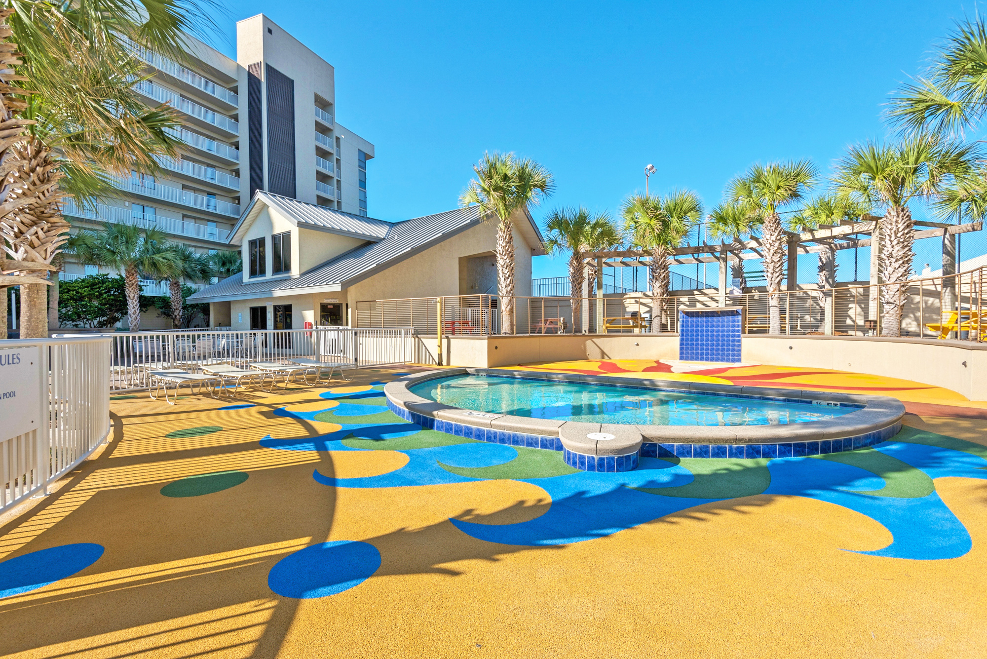 Mainsail Resort Amenities: 2 Pools, Hot Tub, Kids Pool