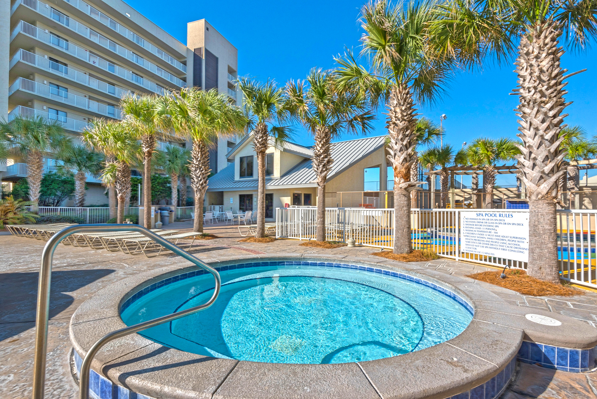 Mainsail Resort Amenities: 2 Pools, Hot Tub, Kids Pool