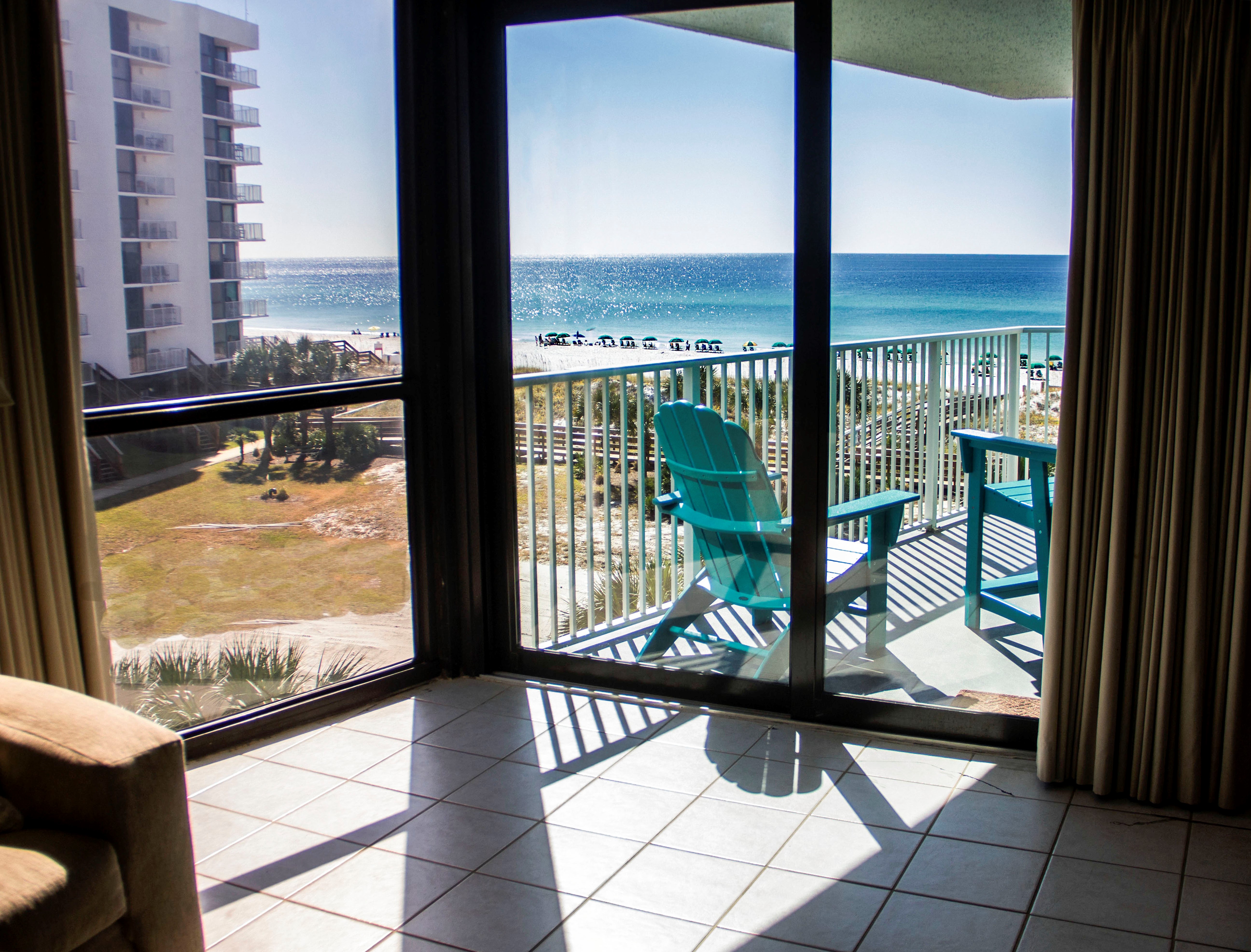Mainsail 235 - Beach view from living room