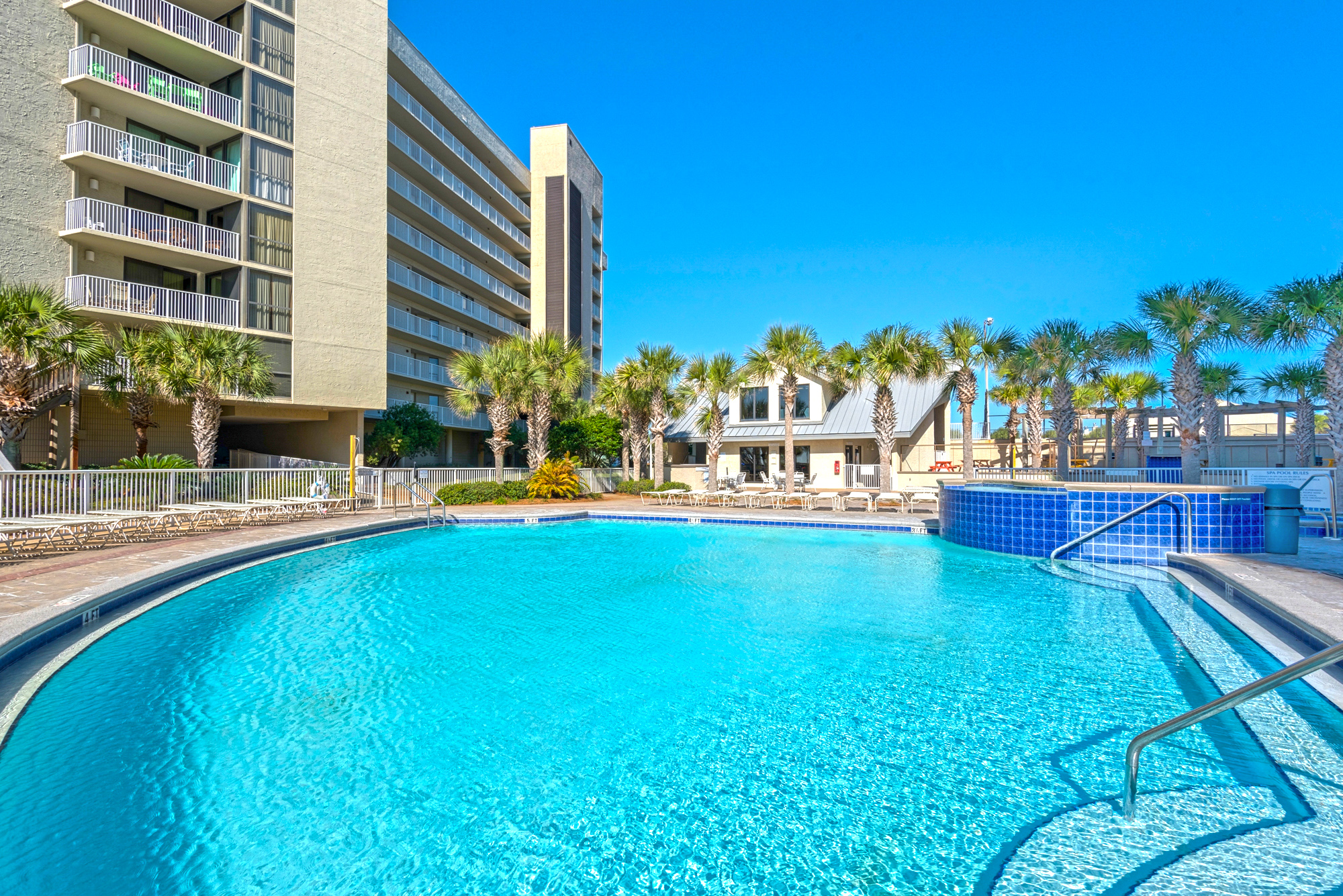 Mainsail Resort Amenities: 2 Pools, Hot Tub, Kids Pool