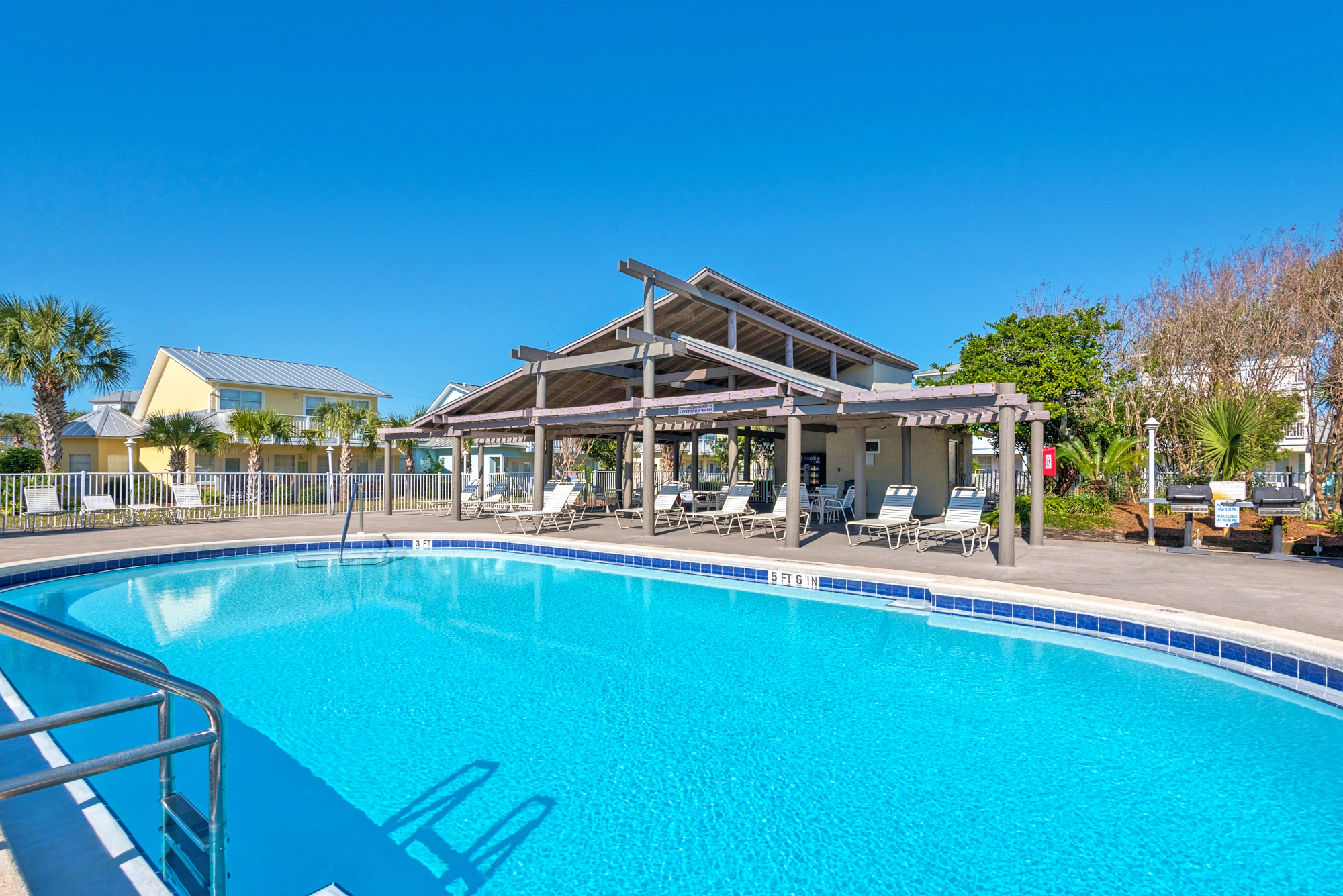 Mainsail Resort Amenities: 2 Pools, Hot Tub, Kids Pool