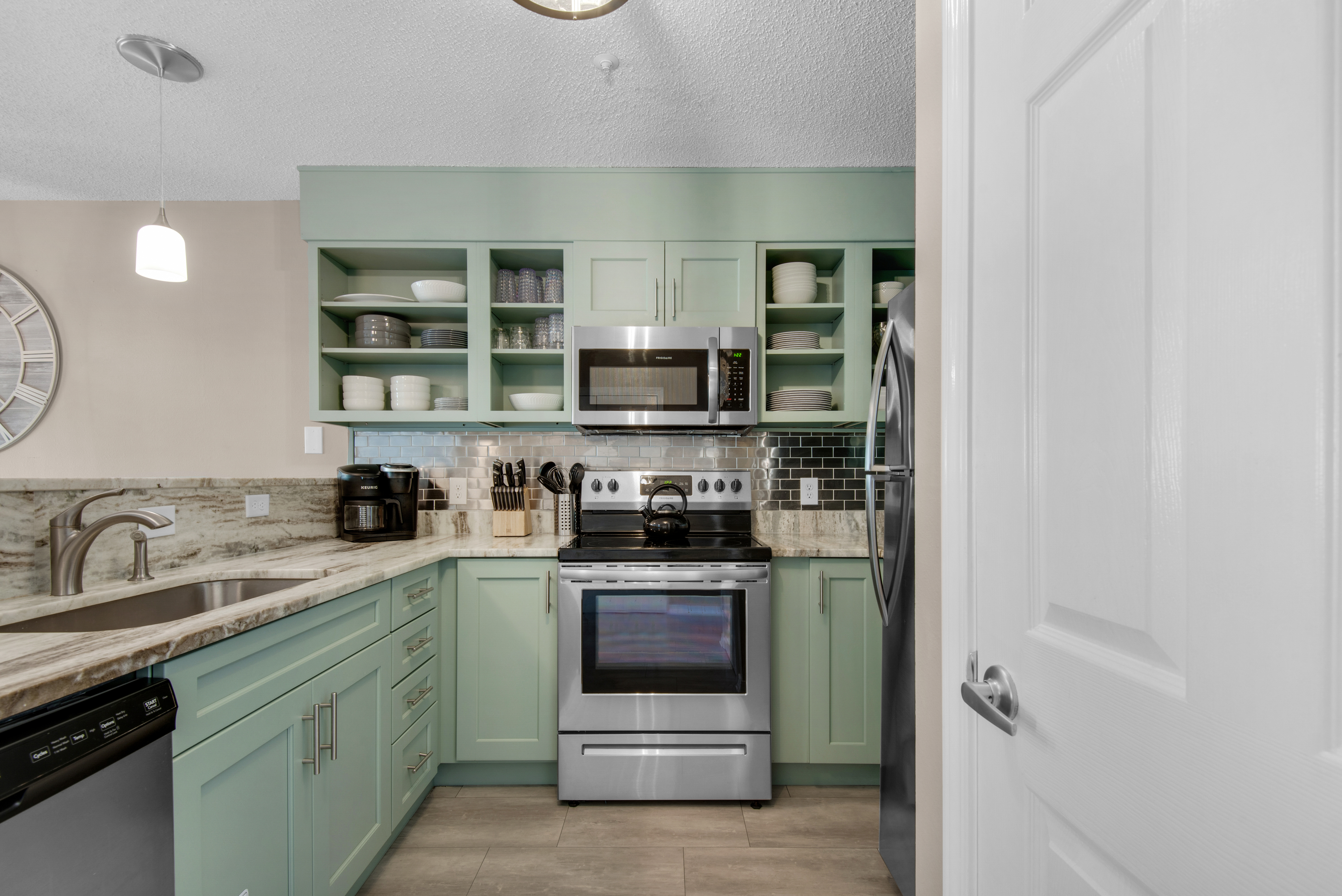 Maravilla 1204 - Kitchen area w/ stainless steel appliances