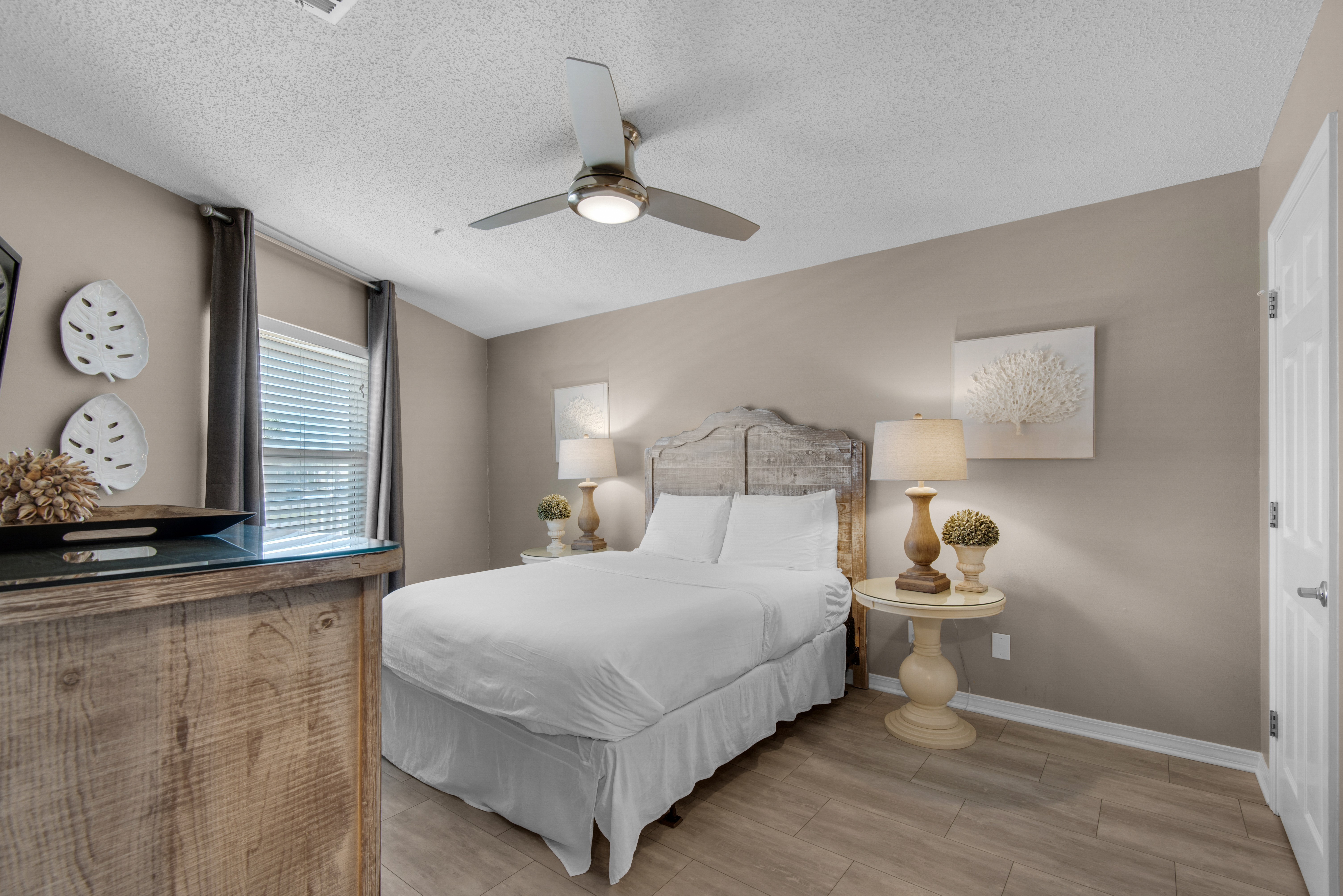 Maravilla 1204 - Guest bedroom w/ a queen bed and HDTV