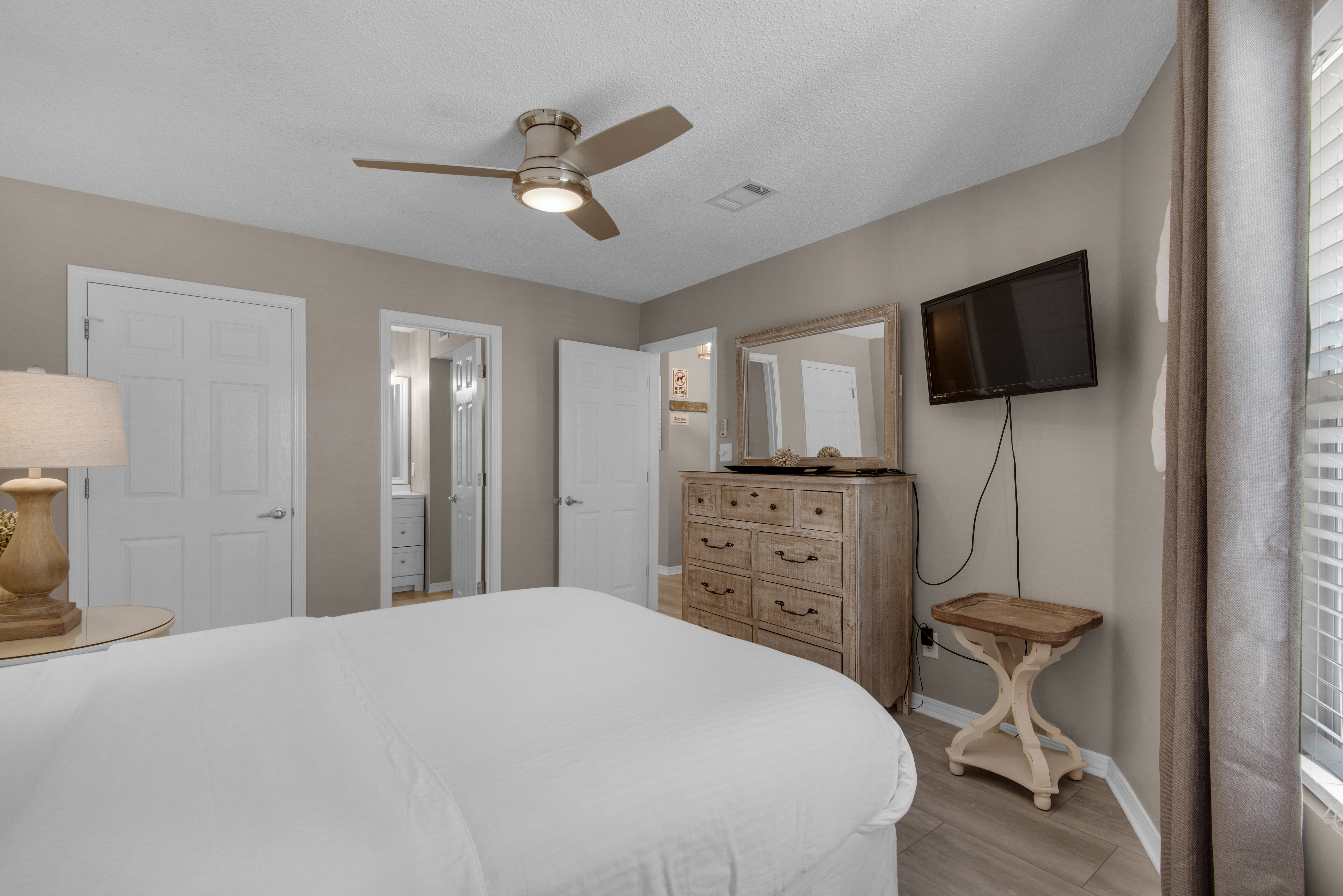 Maravilla 1204 - Guest bedroom w/ a queen bed and HDTV