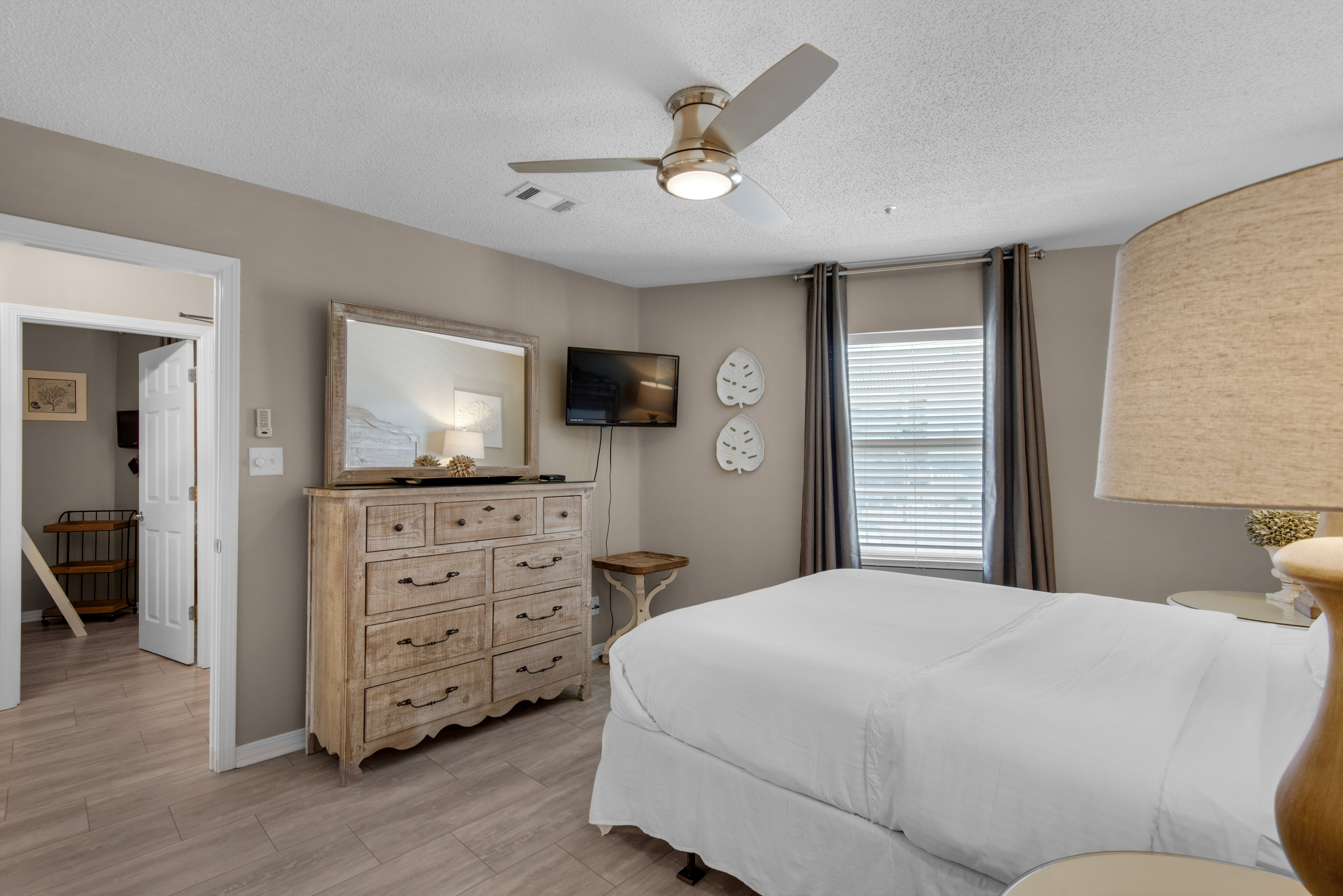 Maravilla 1204 - Guest bedroom w/ a queen bed and HDTV