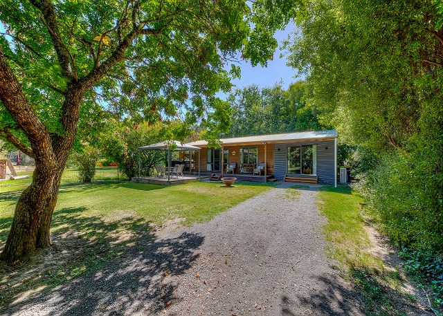 Hampton Cottage, Bright