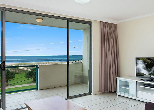 Toorak Court 12 - Beachfront Kirra - Min. 3 night stays!