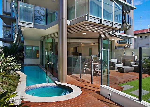 Kirra Wave 102 - Enjoy luxury beachfront and Min. 3 night stays!