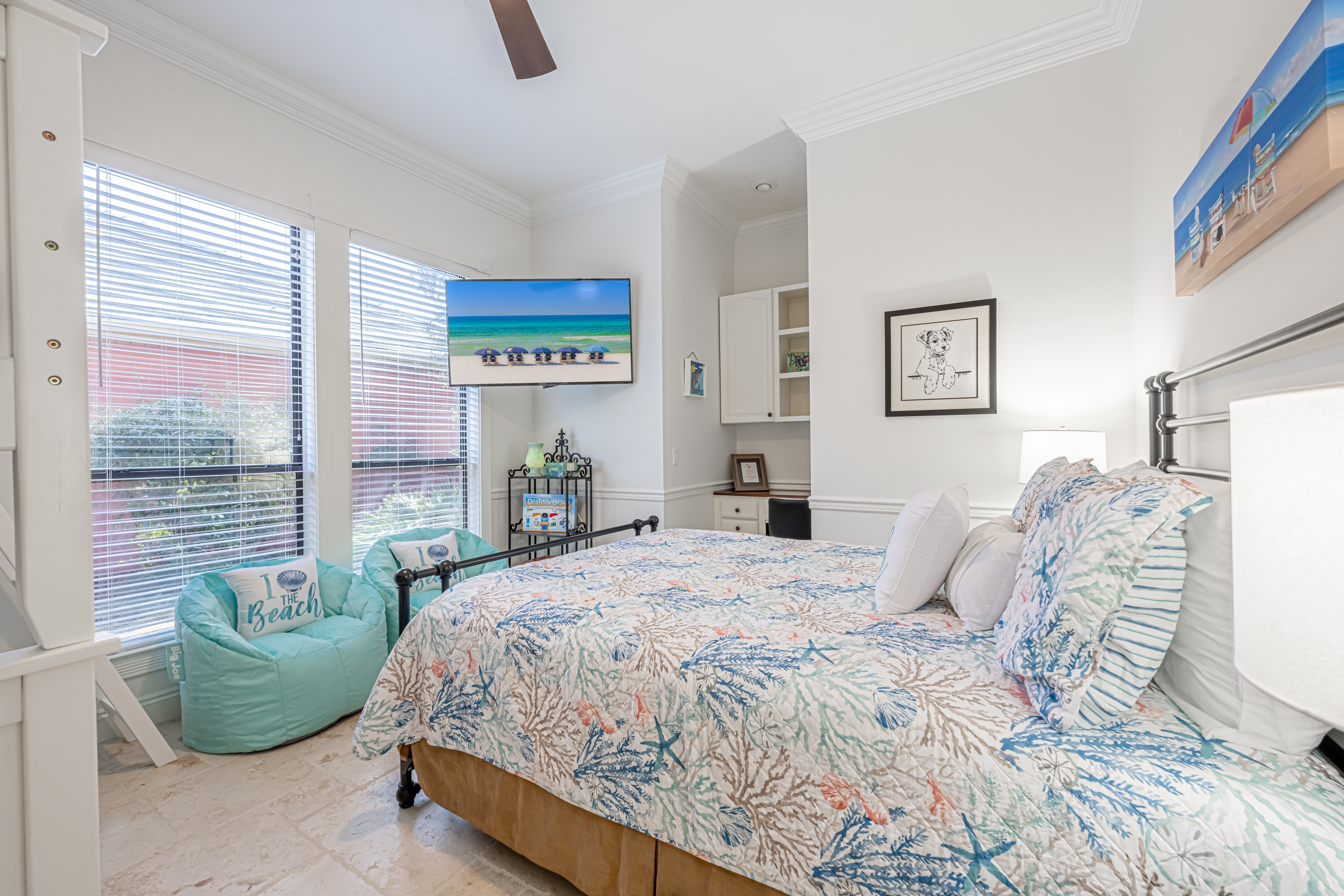 Guest bedroom with queen bed