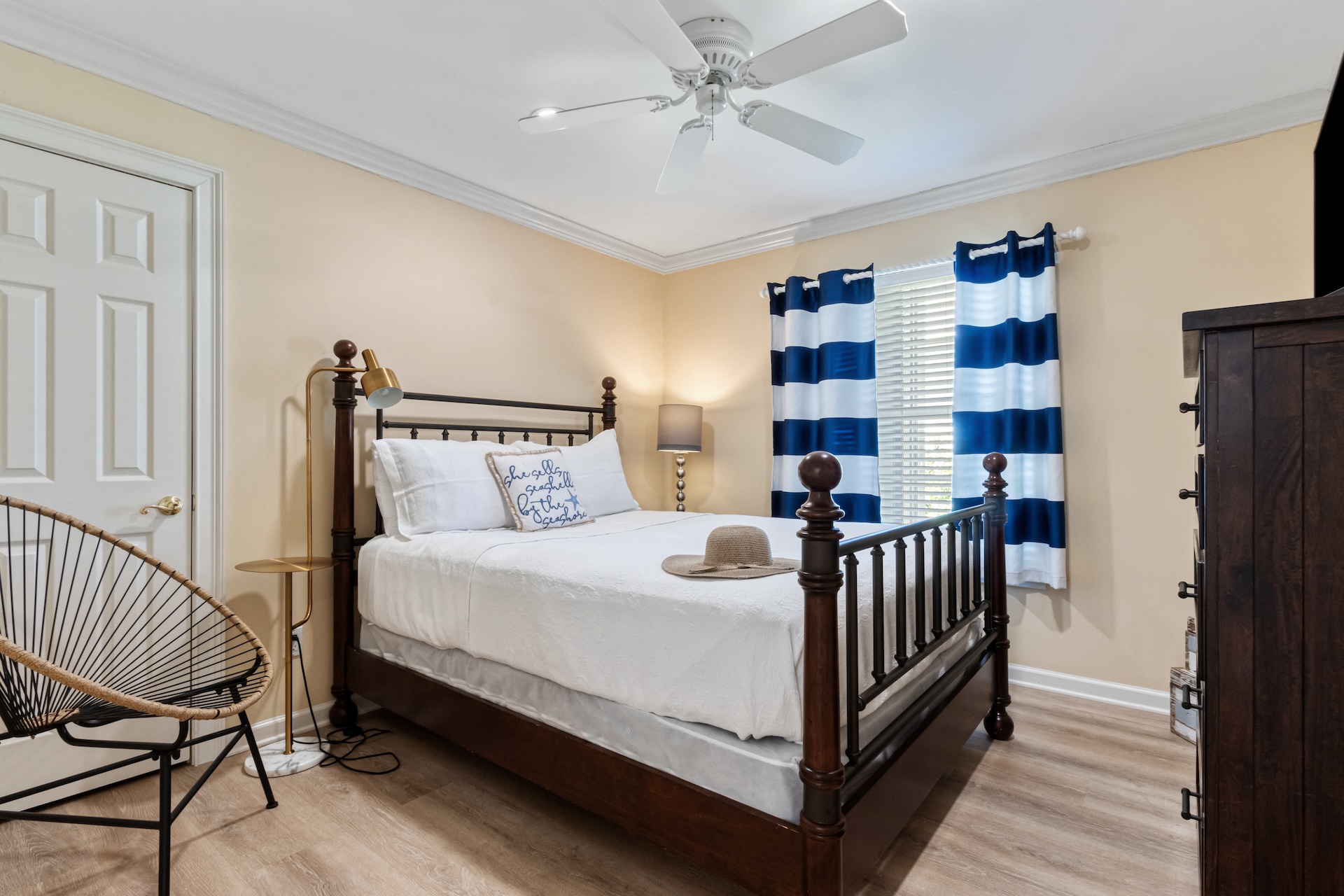 Queen guest bedroom - second floor