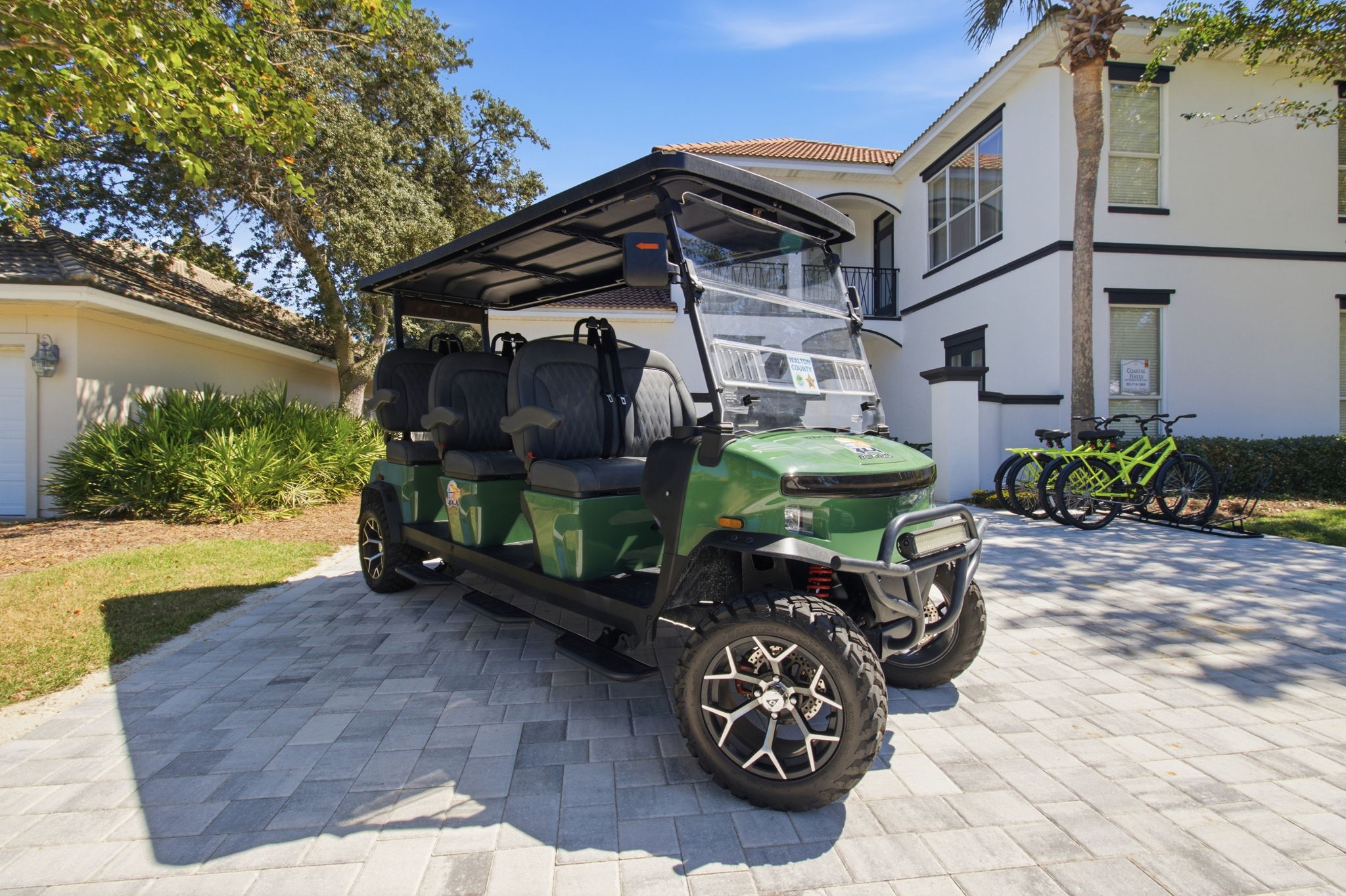 Convenient golf cart
