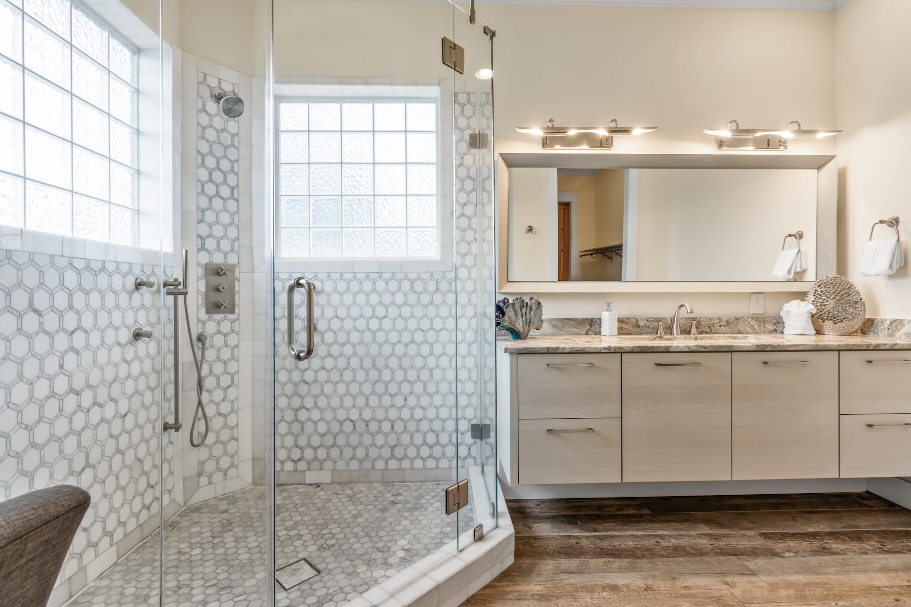 Beautiful ensuite for guest bedroom 4 - second floor