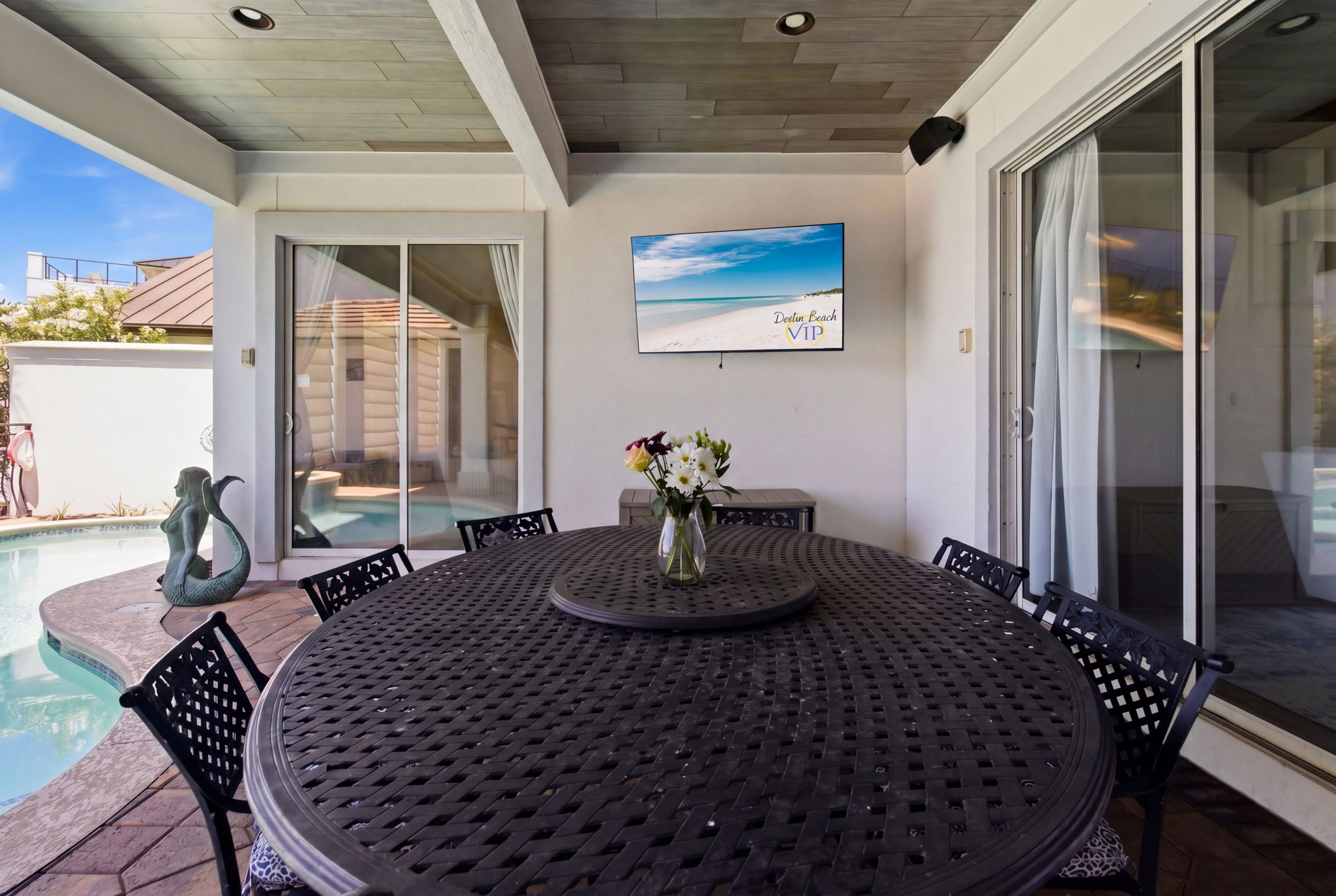 Poolside dining