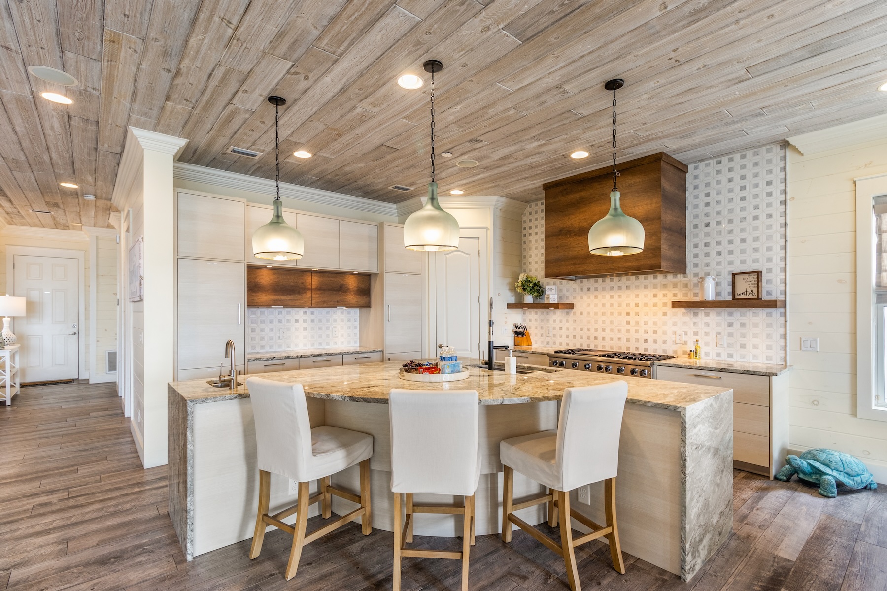 Fully equipped kitchen with breakfast bar seating