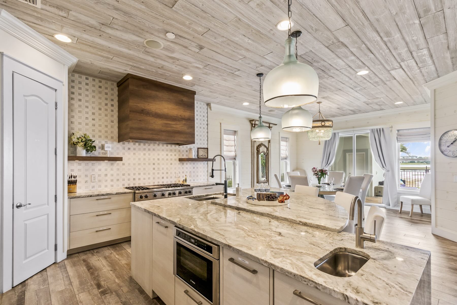 Fully equipped kitchen and dining