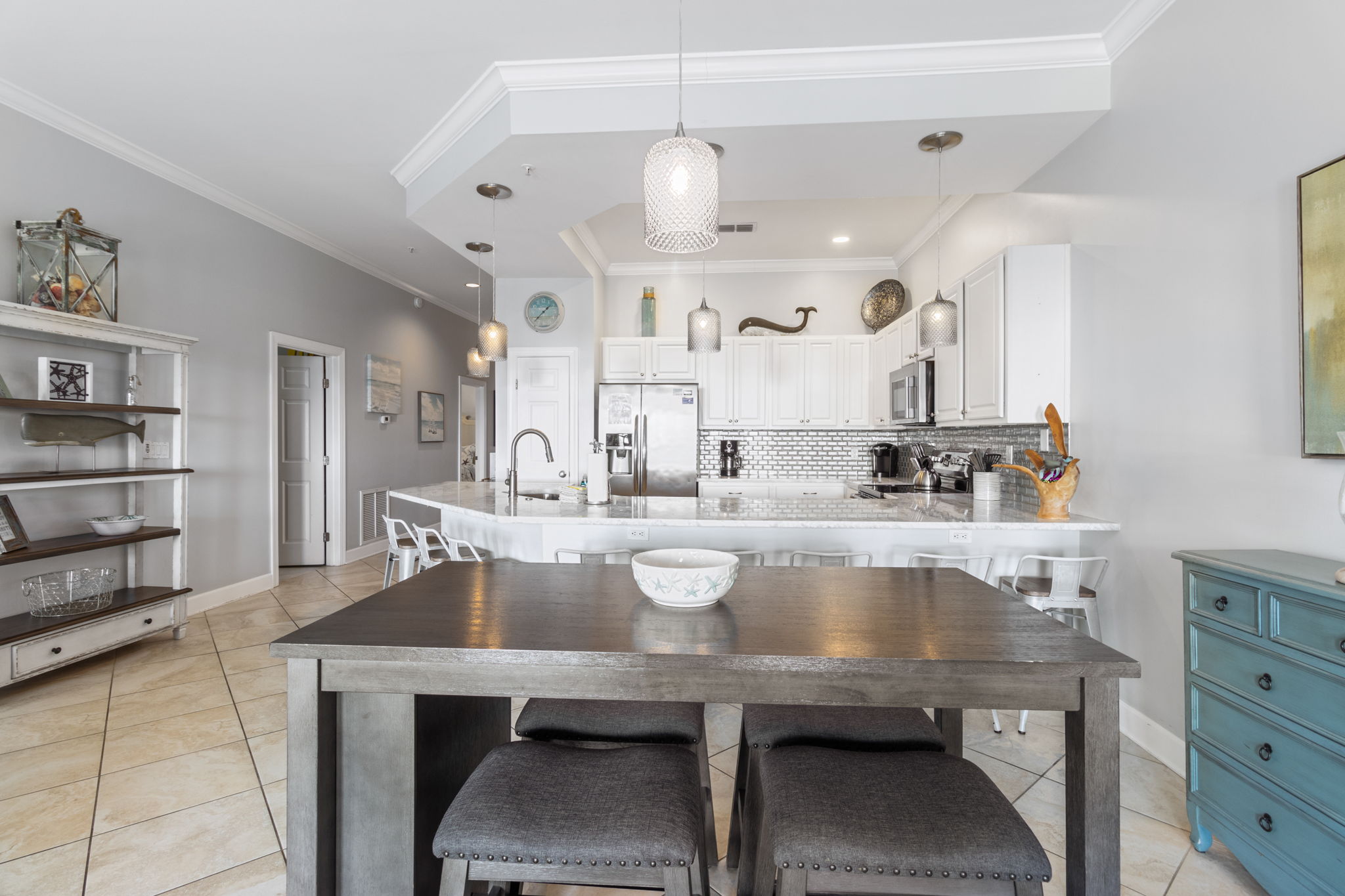 Convenient dining table