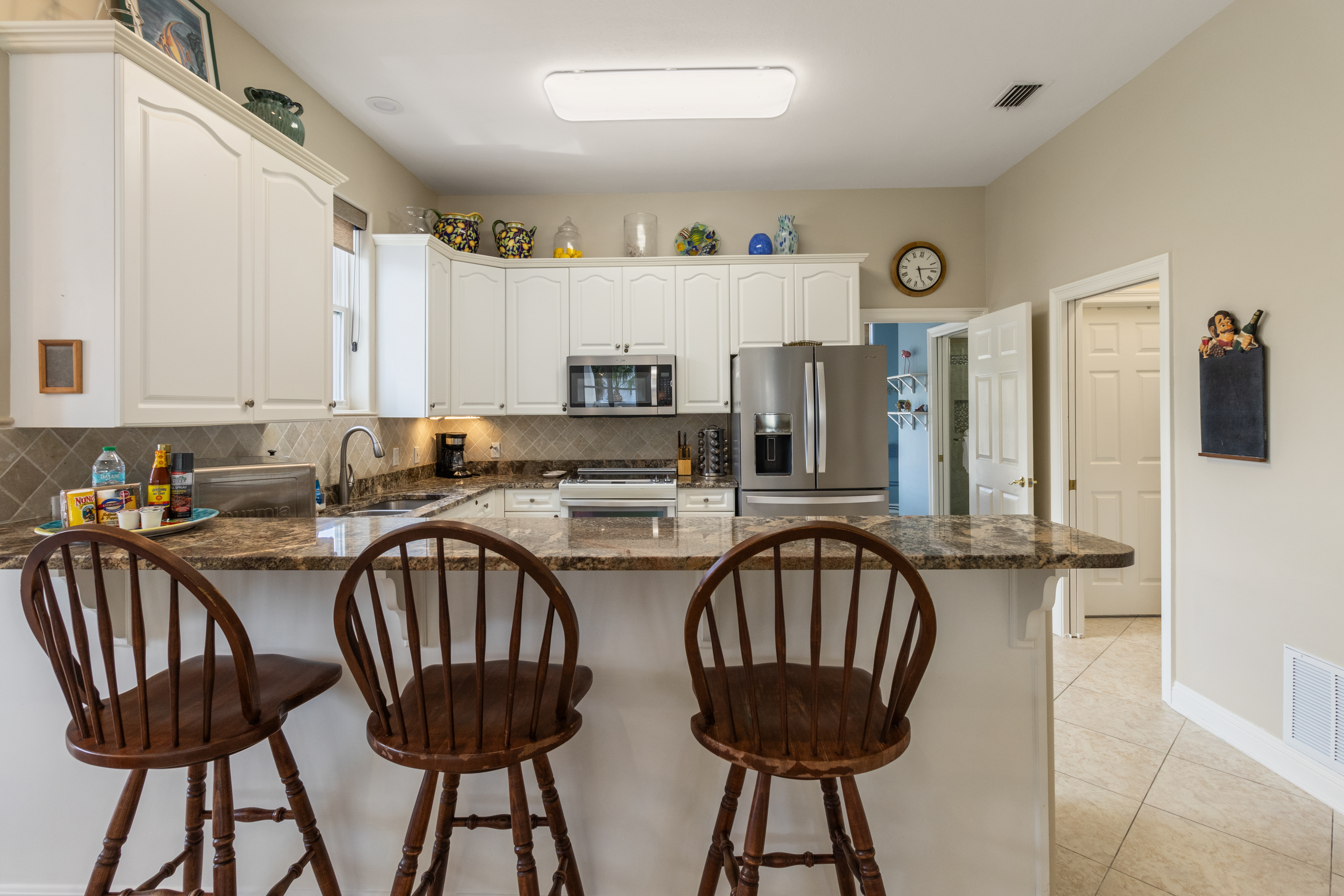 Fully equipped kitchen with breakfast bar