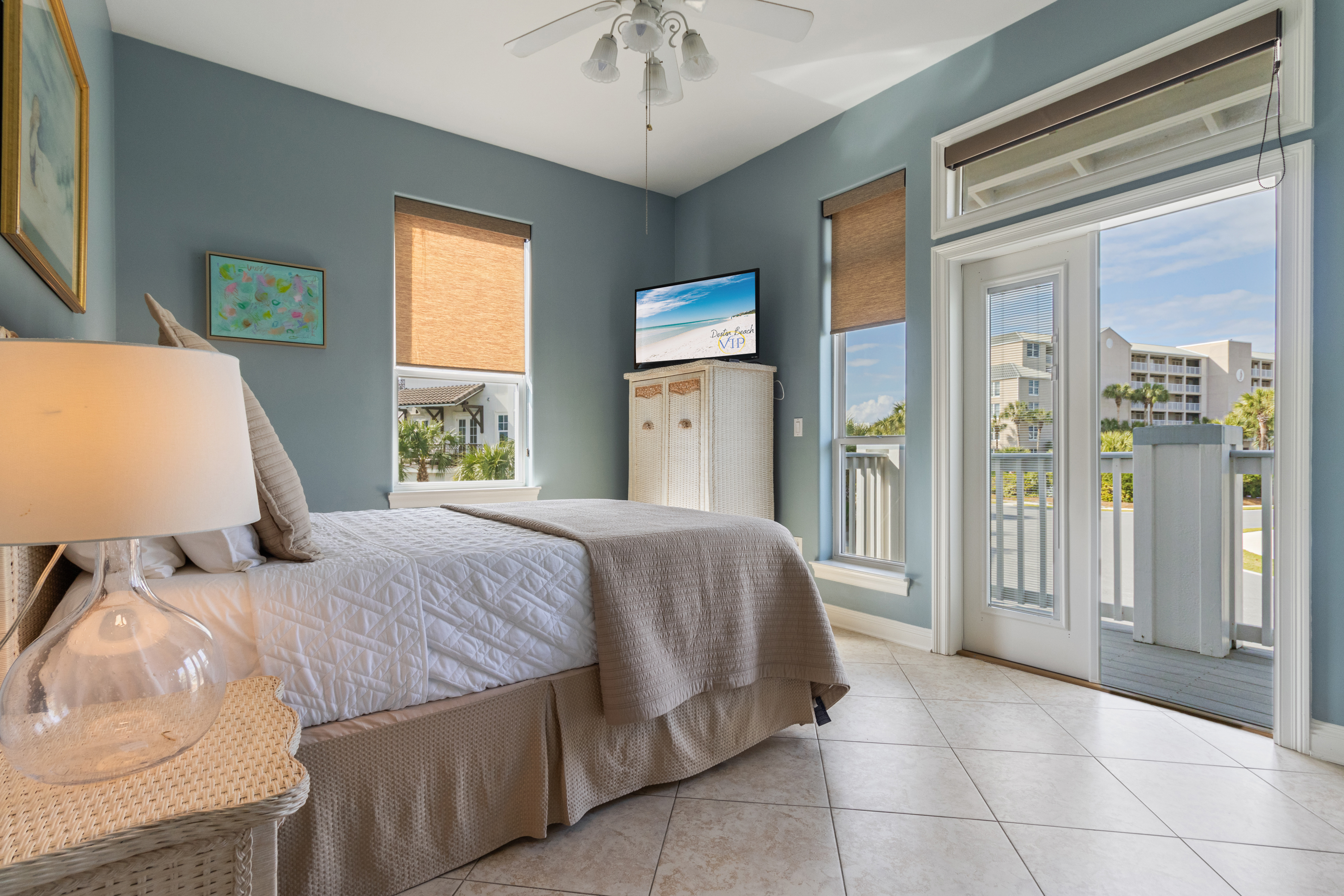 Queen guest room 2 with private balcony - second floor