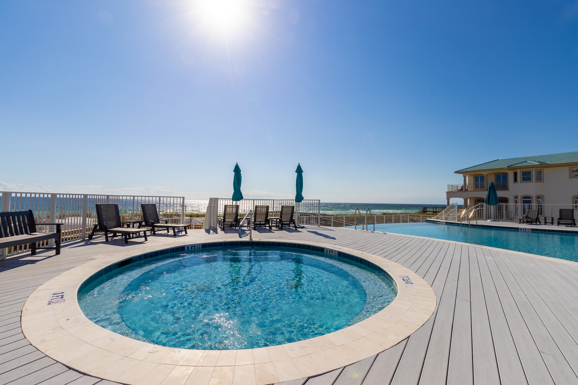 Hot tub and infinity pool
