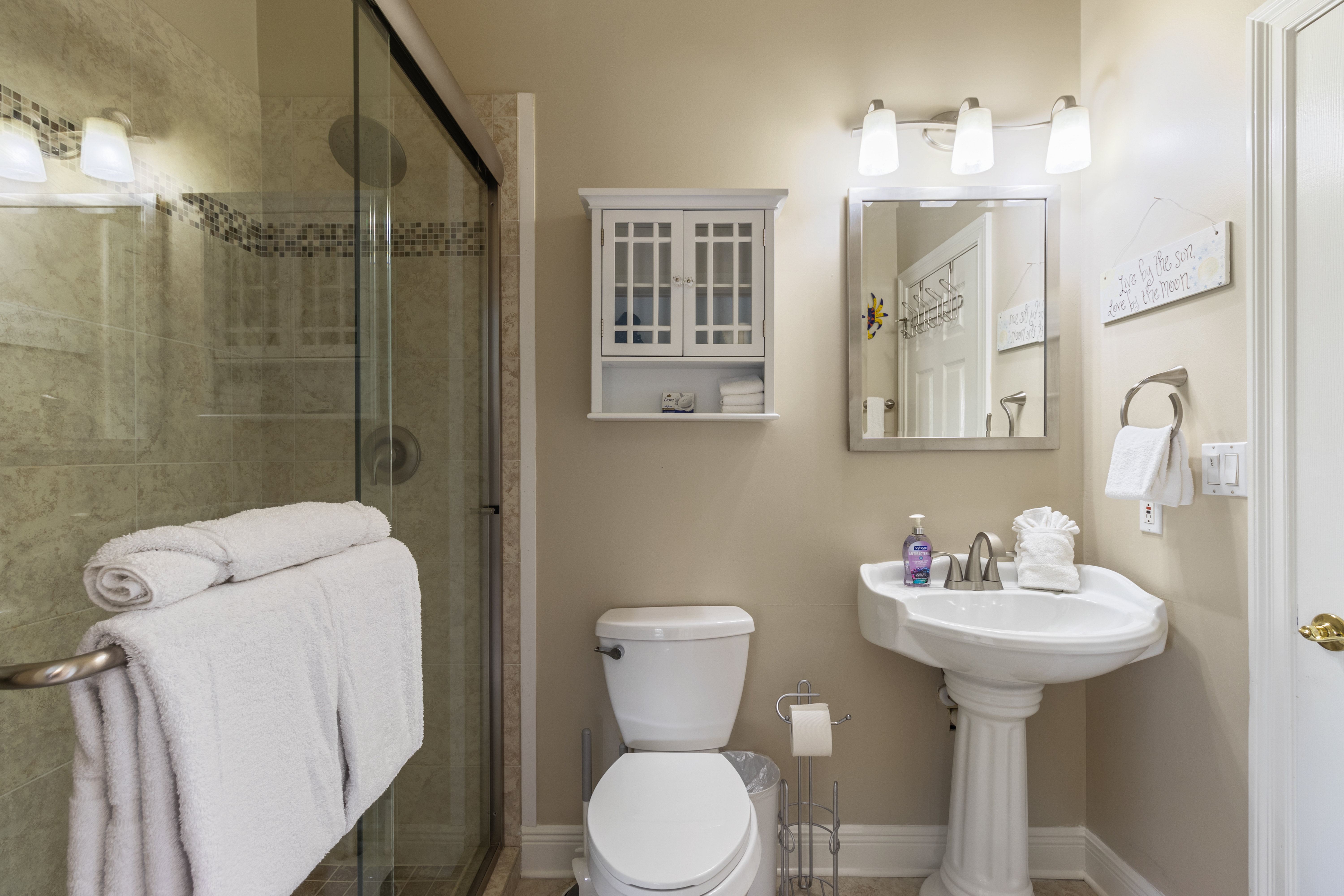 Queen guest bedroom 2 ensuite - second floor