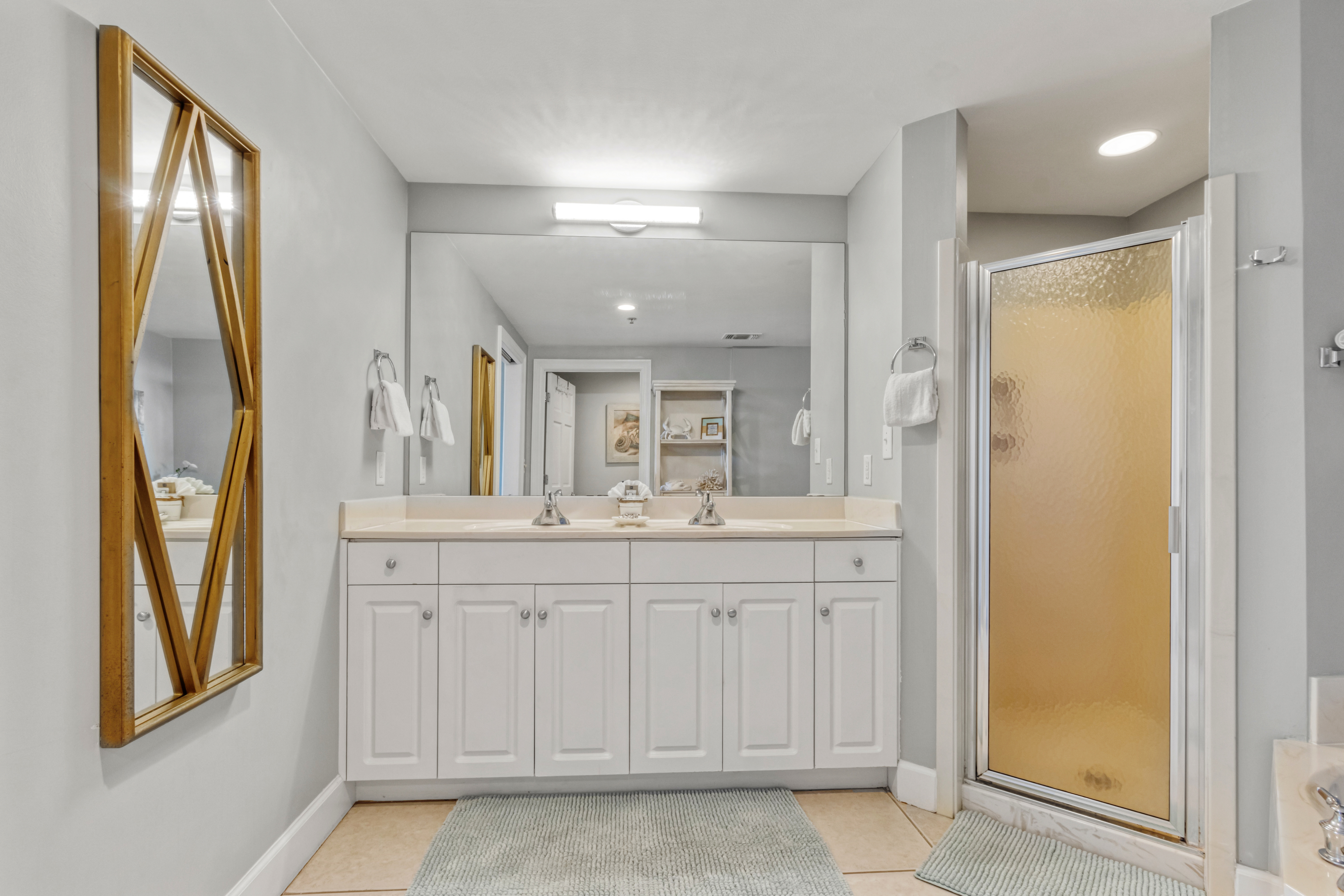 Guest bedroom full bath