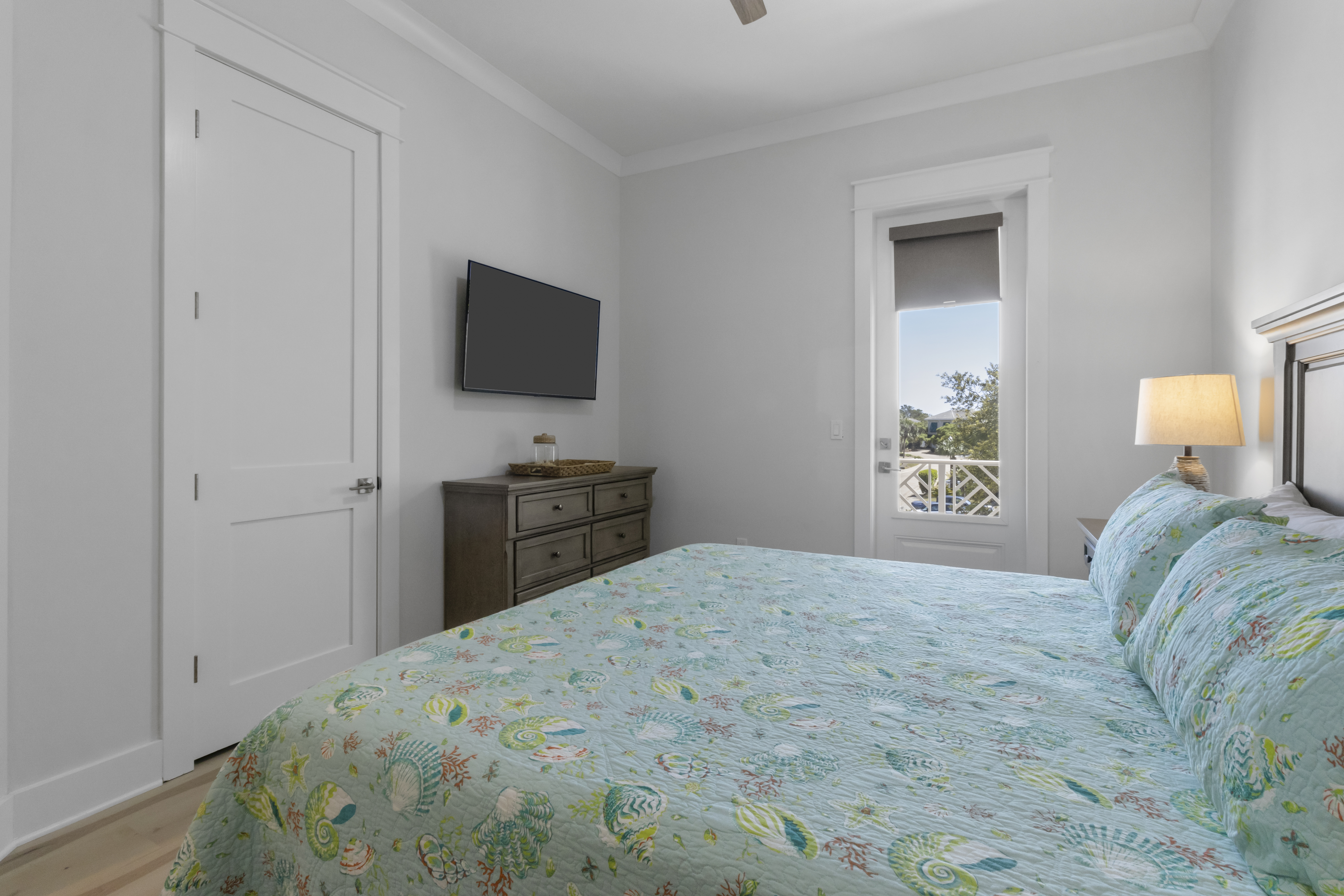 King guest room with balcony access