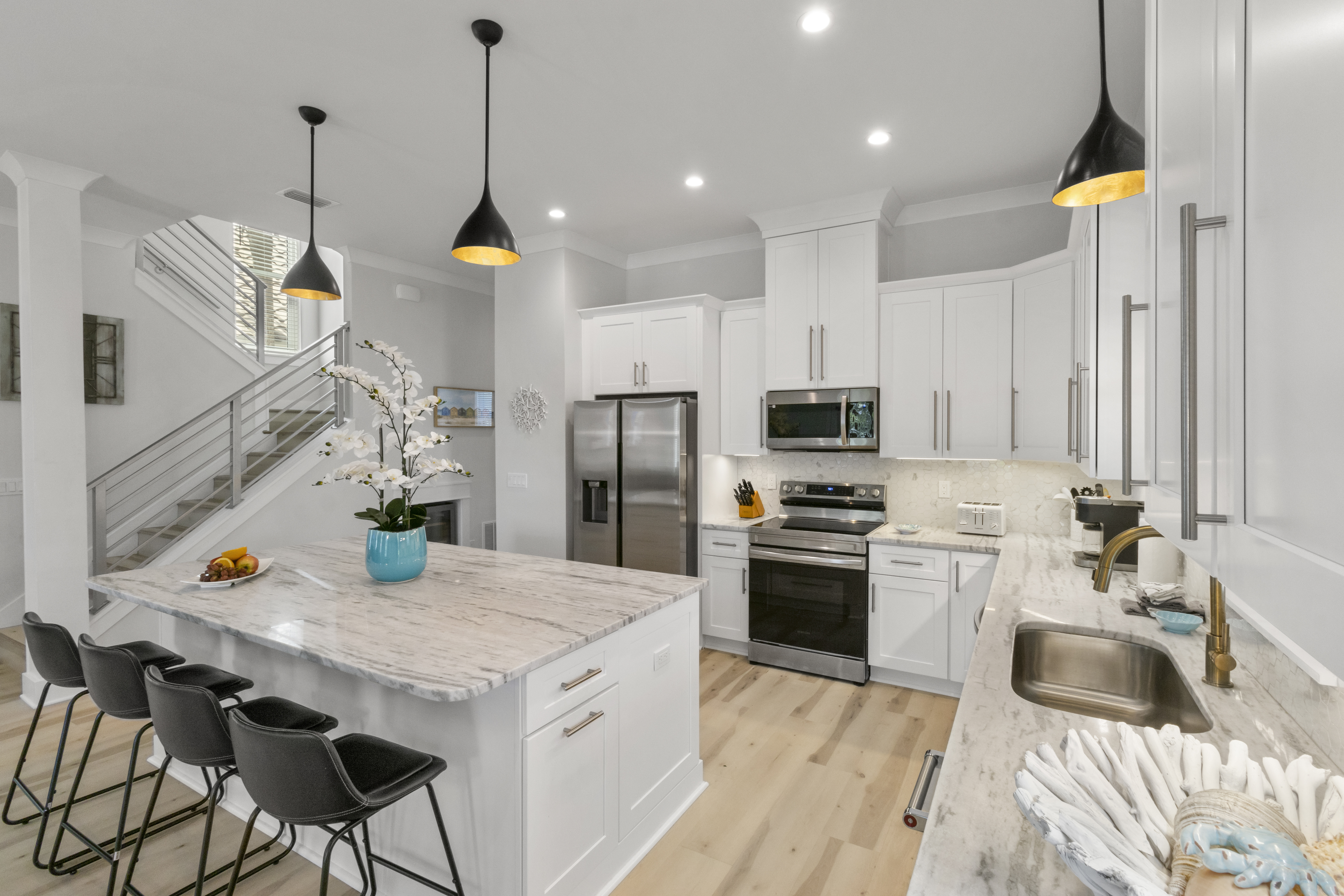 Kitchen with breakfast bar